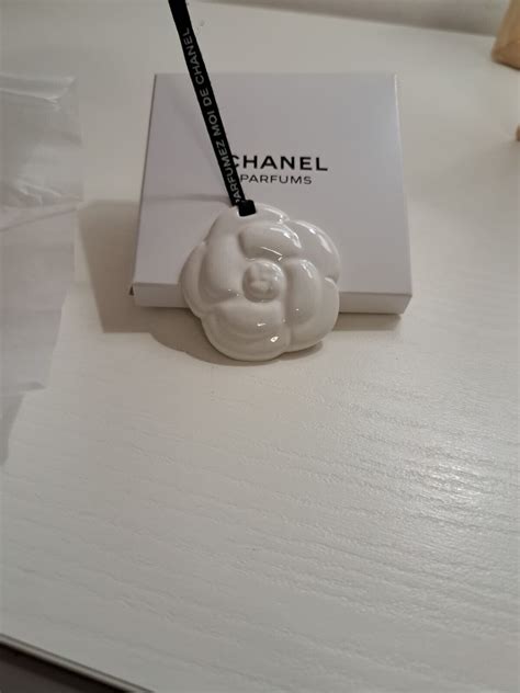 chanel vip gift portachiavi camelia bianca nuovo 